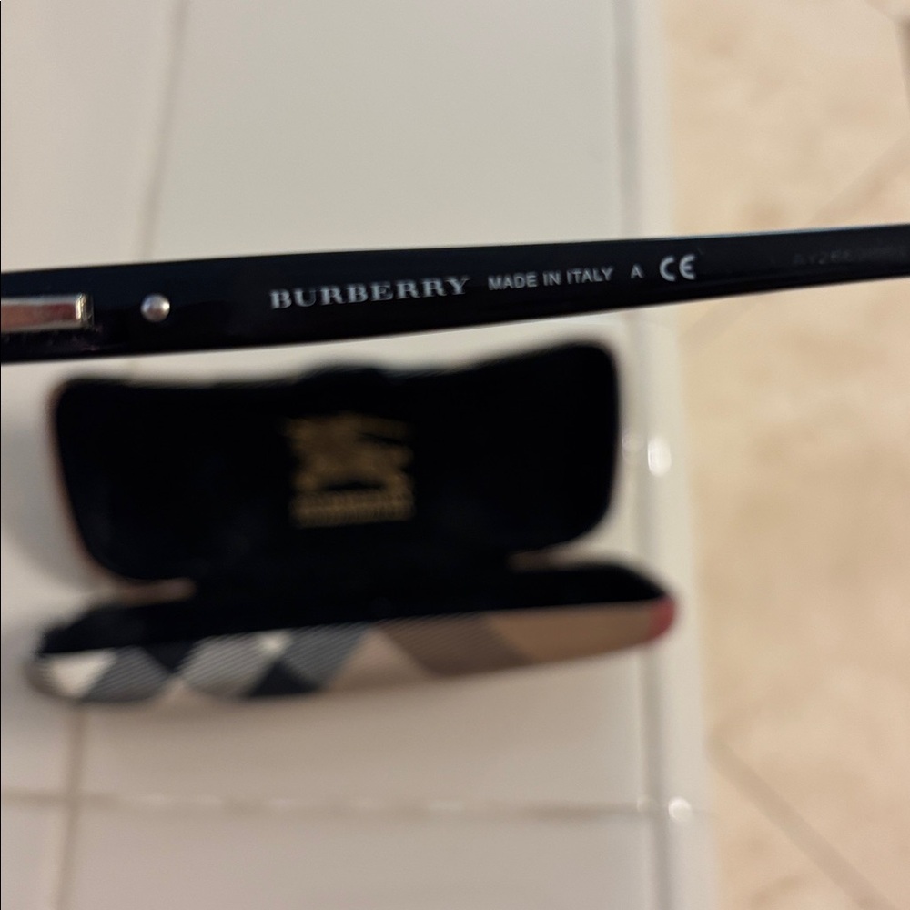 Burberry prescription Eyeglass frame. Includes hard case - Picture 7 of 11